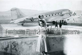 Retrato de mujer frente un avión