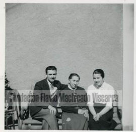 Retrato de tres personas sentadas