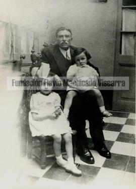 Jorge Machicado Silva junto a sus nietos