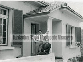 Humberto Vásquez Machicado en la entrada de una casa