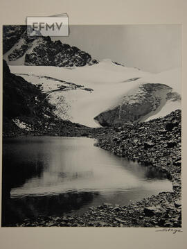 Laguna glaciar del nevado Tuni Condoriri